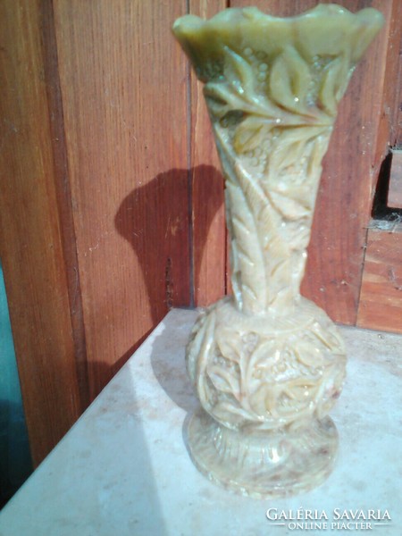 Faragott kő váza