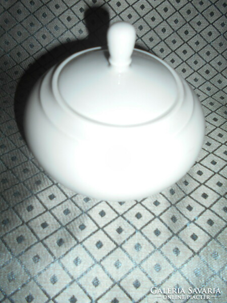 Fehér  bonbonier,porcelán doboz 10 cm