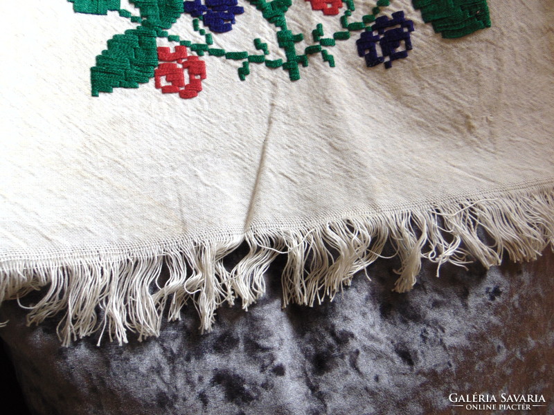 Busy! Beautiful old embroidered Transylvanian tea towel