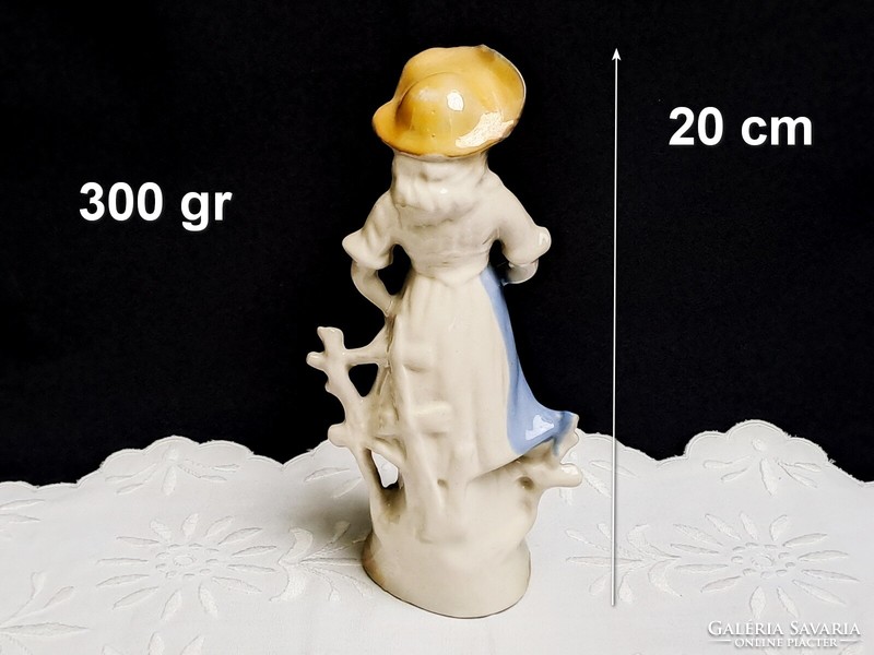 Jelzett porcelán lány báránnyal 20 cm