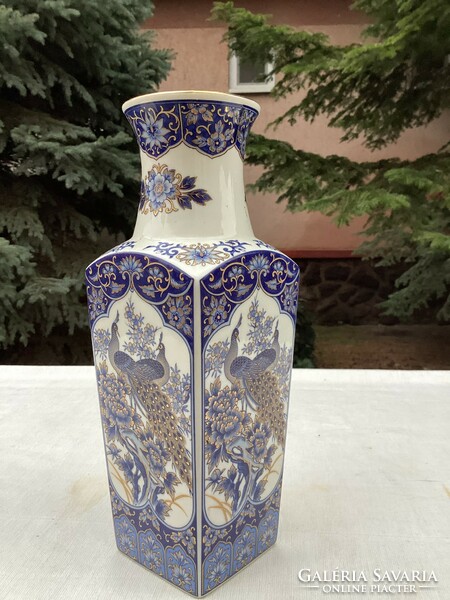 Oriental porcelain vase with peacock pattern 26 cm.
