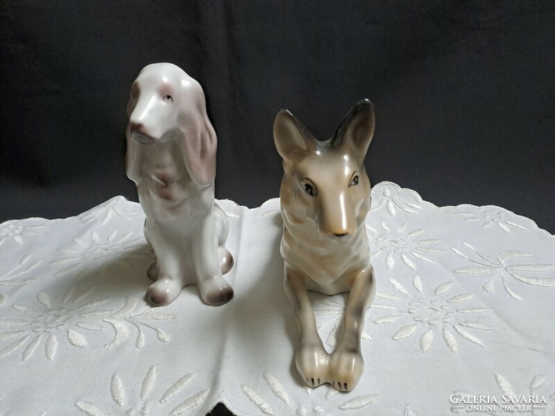 2 db porcelán kutya: Hollóházi ülő és Iris Cluj fekvő