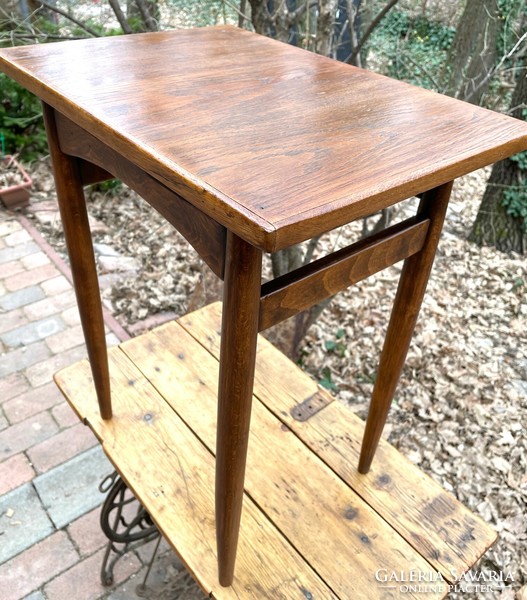 Felújított modern, egyszerű vonalú kis dió asztal