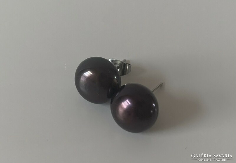 A beautiful pair of pearl earrings with a purple sheen