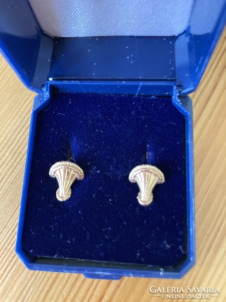 14K yellow gold earrings in the shape of a shell