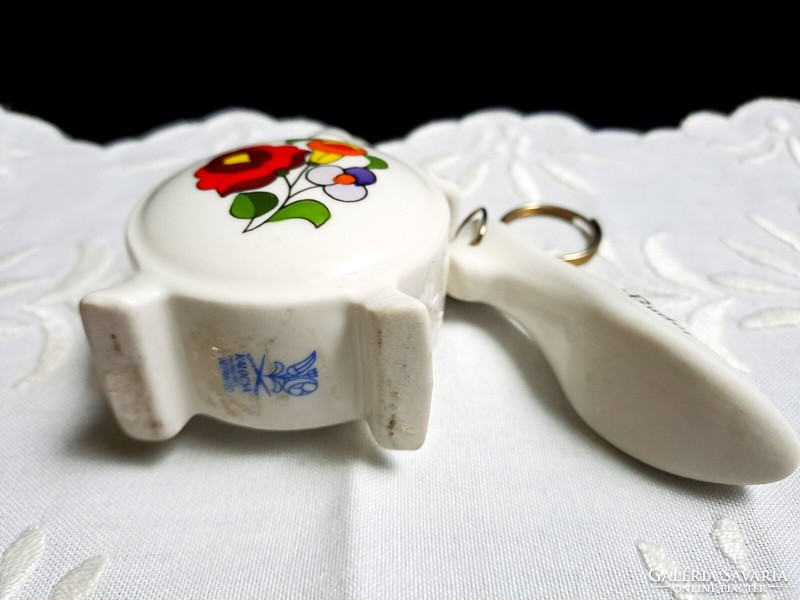 Eredeti Kalocsai porcelán kicsi kulacs + papucs fém kulcstartóval 2-es