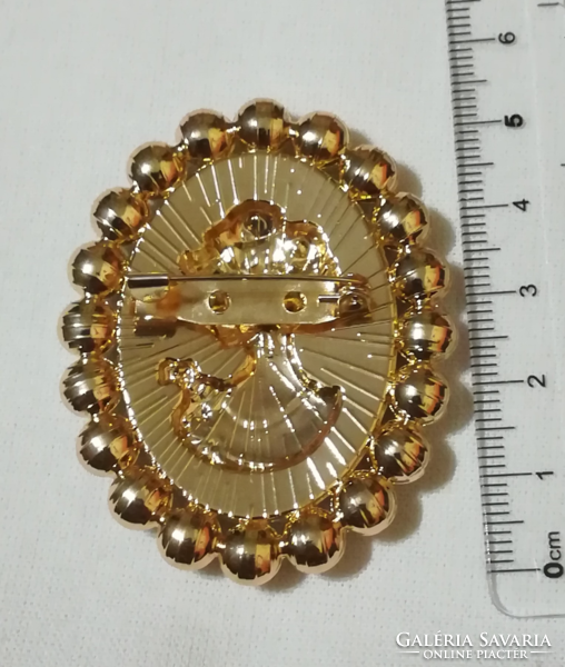 Beautiful camea metal brooch with tekla pearls.