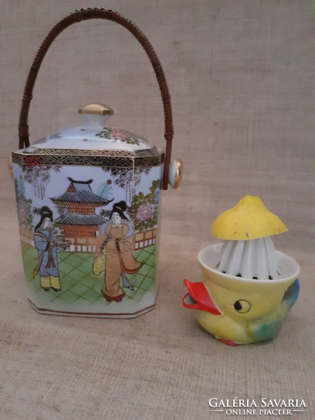 Régi Kínai kézzel festett porcelán teafű tartó bambusznyéllel hozzá kis jelzett citromfacsaróval