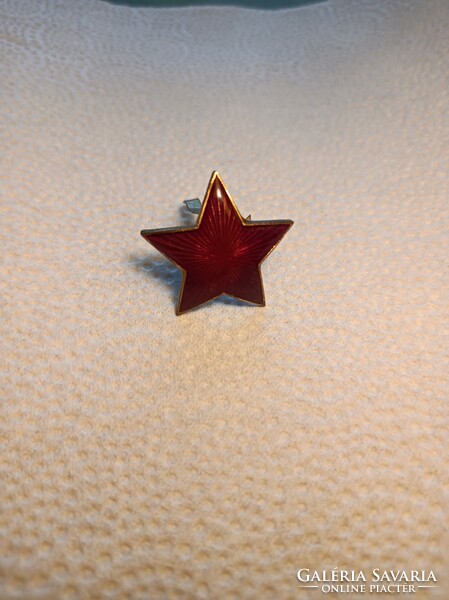 0R956 Red Star Enamel Cap Badge