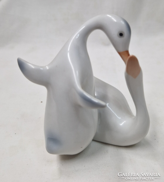 A pair of Gollóháza porcelain geese in perfect condition, 10 cm.