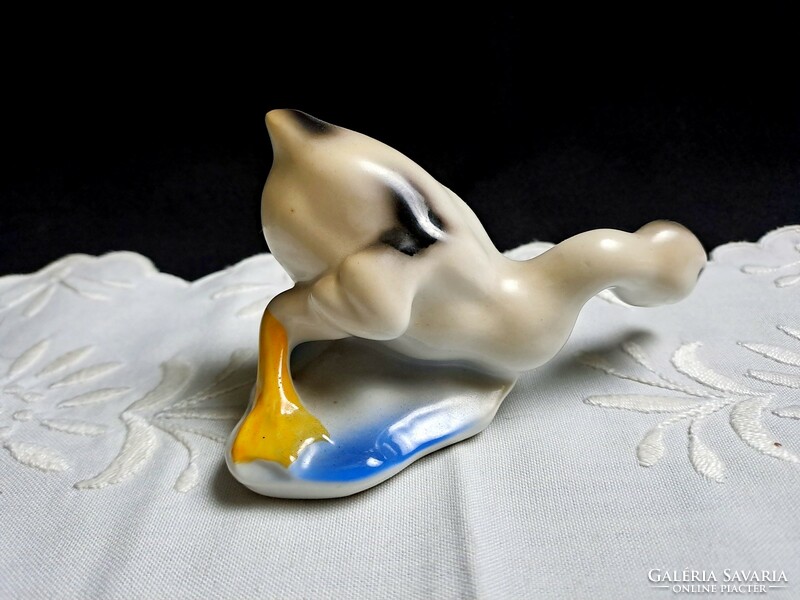 Marked porcelain special pecking duck