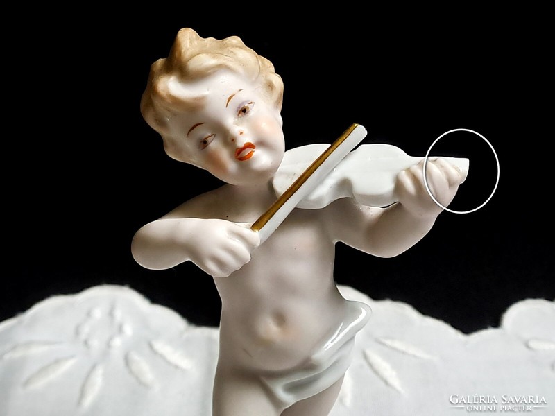 Schaubach Kunst porcelán puttó, kisfiú hegedűvel 13 cm Sérült!