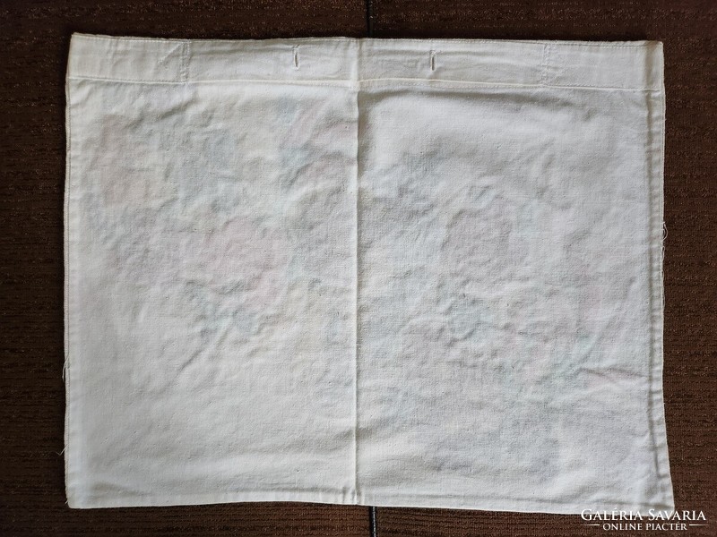 Pillowcase with diagonal Kalocsa stitching