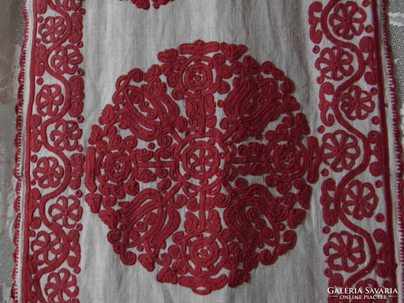 Beautiful richly embroidered Transylvanian written handwork wall protector / 50 x 200 cm!