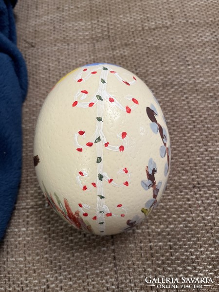 Painted ostrich egg. 16 cm long, free of breaks and cracks