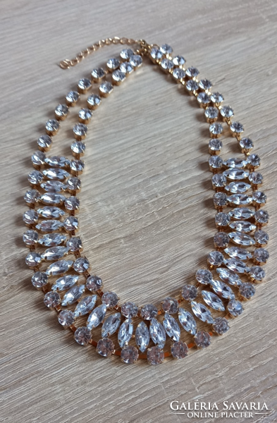 White rhinestone stone necklace, neck blue