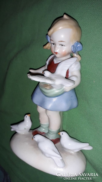 Nagyon szép német SITZENDORF porcelán figura galambokat etető leány 14 x 9 cm a képek szerint