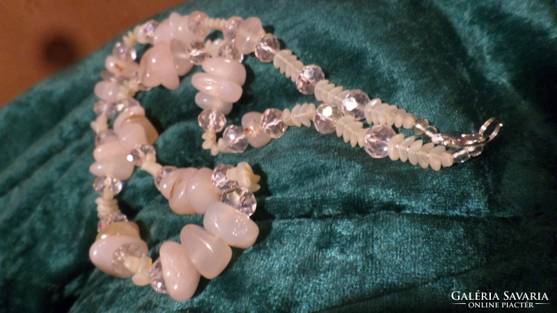 59 cm-es , enyhén rózsaszínes nyaklánc , kavrc és fazettált kristály gyöngyökből .