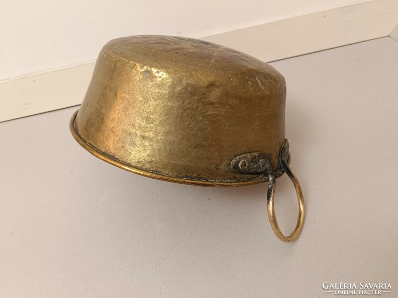 Antik konyhai eszköz patinás sárgaréz üst habüst füllel horpadásokkal 234 8412