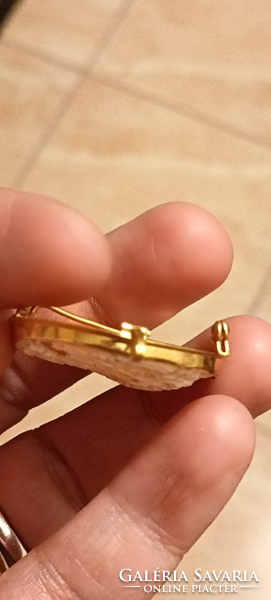 18 Kt arany kámea medál és kitűző, akasztóval együtt 4.5 cm magas, 5.1 gramm