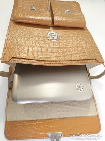 Vintage leather men's briefcase side bag from the 1970s. Ideal for a laptop