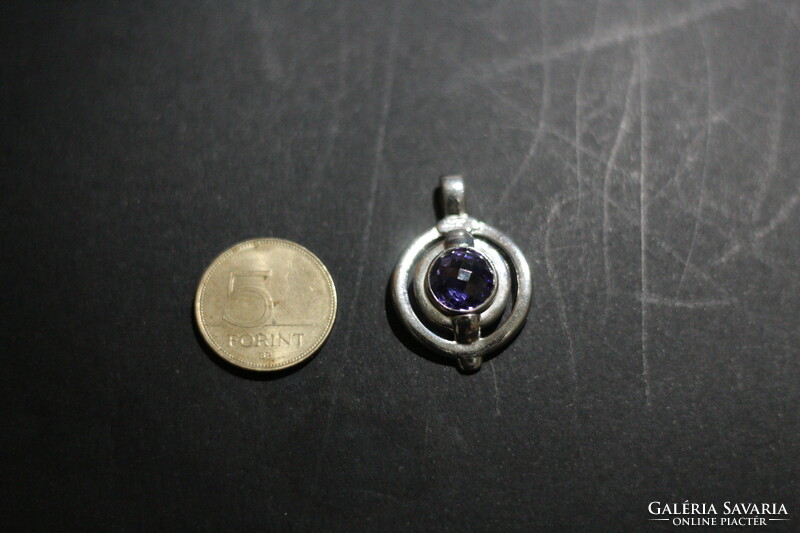 Benetton márkájú ezüst medál lila kővel