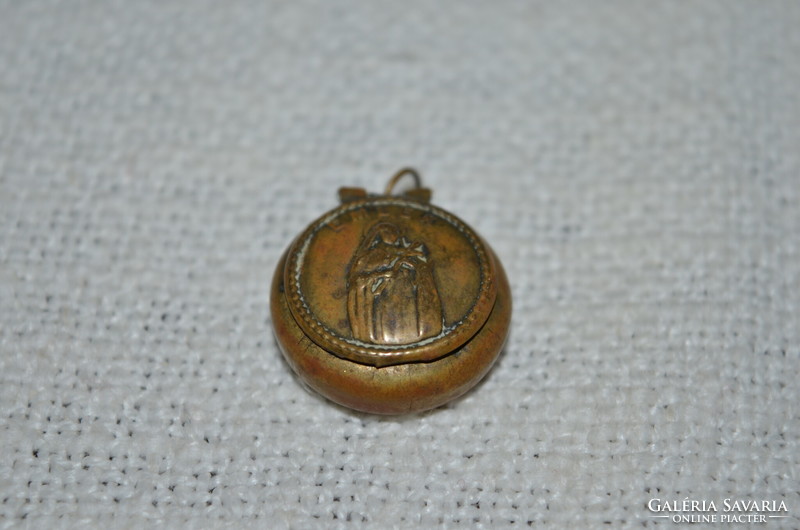 Pendant or relic holder