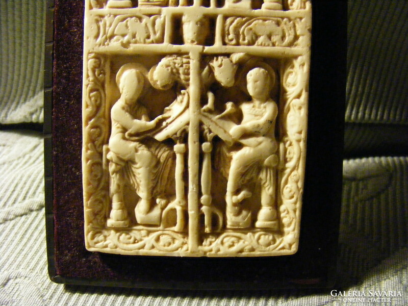A négy evangelista XI. sz-i könyvkötés táblája csontutánzat másolata vörösréz keretben