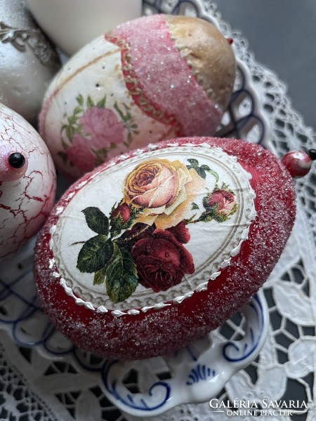 Kézműves festett, dekupázsolt hímes tojás, húsvéti dekoráció