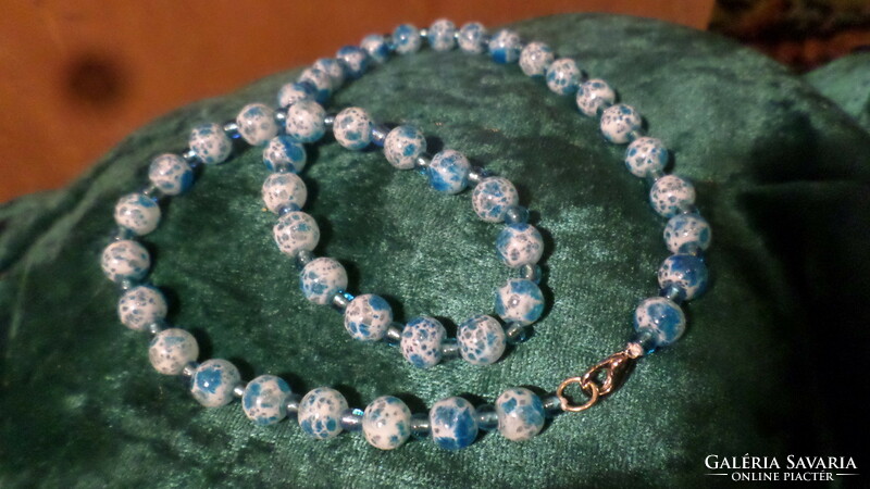 50 cm light blue necklace made of glass beads with an interesting splattered pattern.