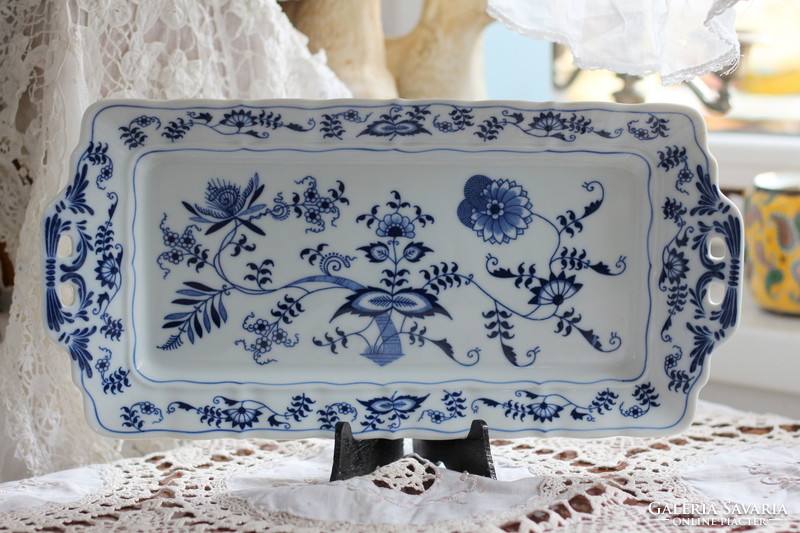 Beautiful, flawless porcelain tray with straw flower decoration
