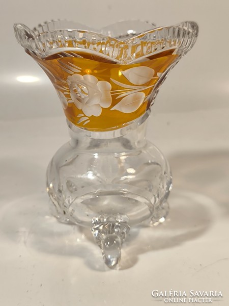 Bohèmia borostyán színű háromlábú kristály váza