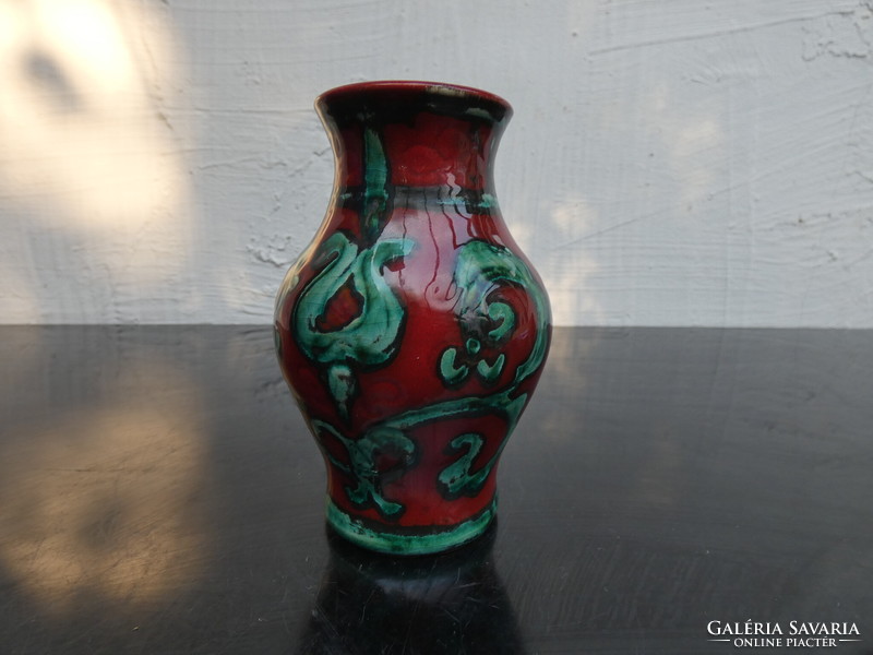 Vintage kis kerámia váza. Vörös és Zöld népies dekorral Gmundner Keramik Ausztria . 1960-as évekből.
