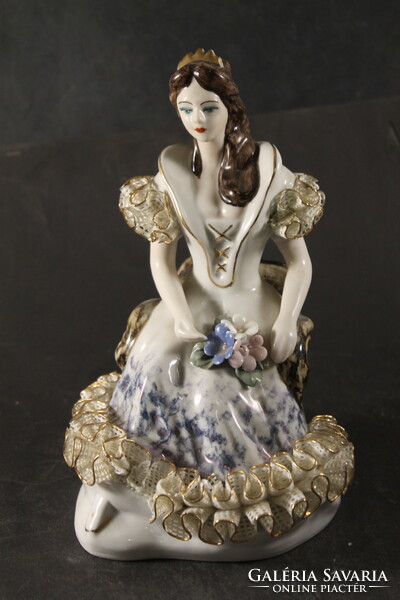 Porcelain woman 925