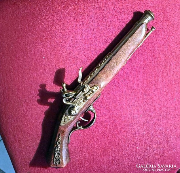 Antique flintlock pistol replica, in good condition,