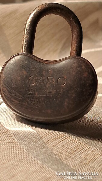 Szív alakú jelzett caro lakat,eredeti kulcsával Mérete: 6x4 cm.
