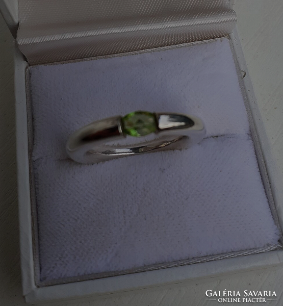 Szép állapú tömör ezüst karikagyűrű csiszolt halvány zöld cirkónia kővel ékítve