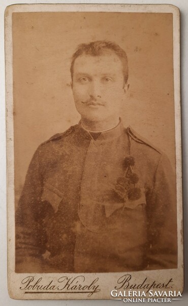 Antik vizitkártya (CdV) fotó, Egyenruhás férfi portré, Pobuda Károly, Budapest, 1880-es évek