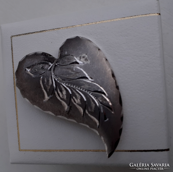 An engraved leaf-shaped brooch made with silver goldsmith's work, in good old condition