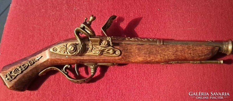 Antique flintlock pistol replica, in good condition,