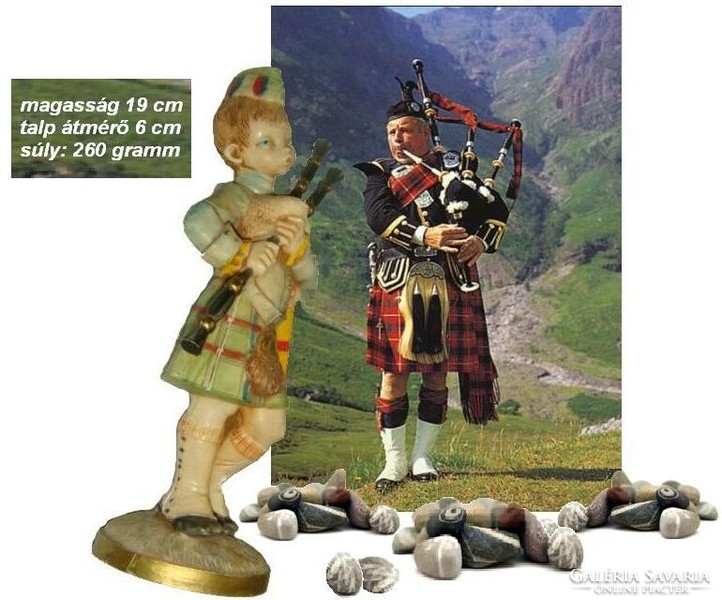 Depose Scottish bagpiper unique statue