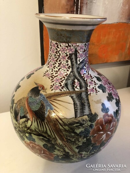 Chinese hand painted vase, beautiful