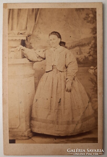 Antik vizitkártya (CdV) fotó, Elegáns hölgy viktoriánus ruhában, 1860-1870-es évek