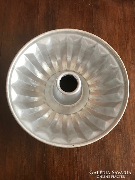 Aluminum ball oven form. Size: 25 cm diameter in new condition.