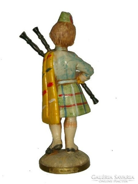 Depose Scottish bagpiper unique statue