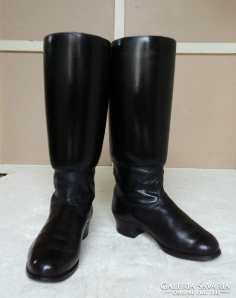 Traditional women's leather boots with hard soles