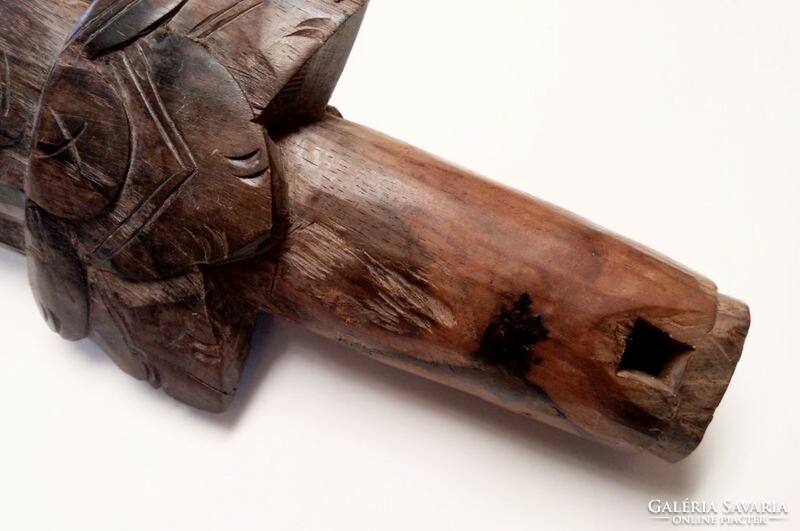 Népművészeti kézműves hangszer. Suling faragott fuvola a Maláj, Indonéz szigetvilágból