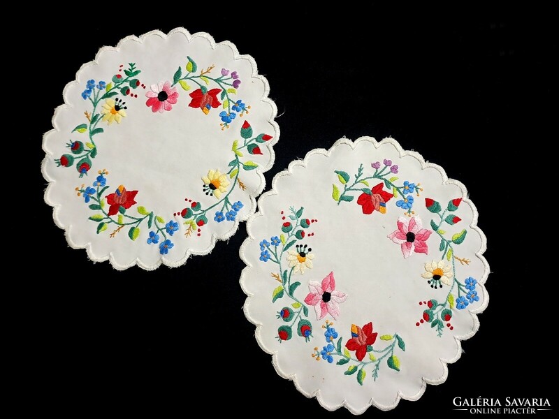 2 tablecloths embroidered with a Kalocsa pattern, 24 cm