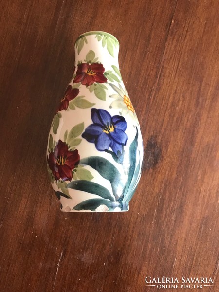 SMF-Schramberg majolika váza,virágmintás dekorral," Handgemahlt" kézi festéssel. Alján sérülésekkel.
