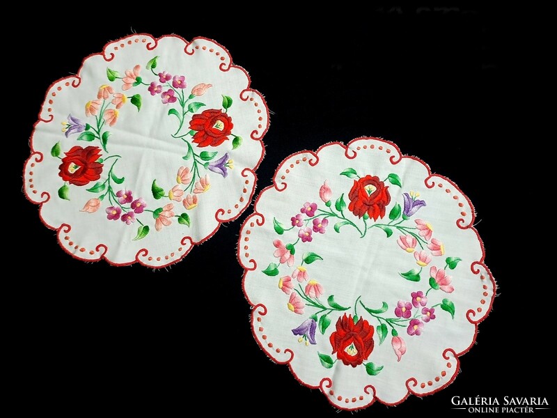 2 tablecloths embroidered with a Kalocsa pattern, 34 cm